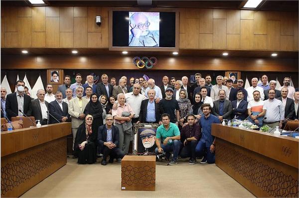 مراسم تجلیل از استاد اردشیر لارودی پیشکسوت حوزه رسانه و تقدیر از برترین های ایران در چهارمین جشنواره جهانی ورزشی نویسان؛دکتر صالحی امیری: هر جامعه ای که از پیشکسوتان خود انقطاع کند، درختش خشک خواهد شد