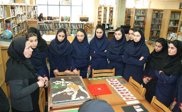 دیدار مدیرمرکز مطالعات ،امورفرهنگی و اطلاع رسانی با دانشجویان آمل در رابطه با معرفی اسناد و اشیا بازیهای آسیایی