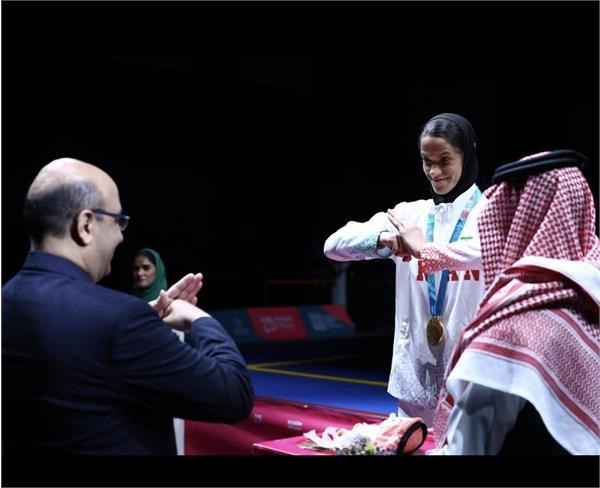 بازیهای کشورهای اسلامی ریاض ؛ علی نژاد مدال ووشو بانوان را اهدا کرد