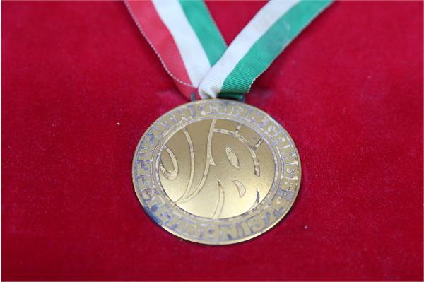 اهداء مدال طلا و برنز مسابقات شمشیربازی بازیهای آسیایی تهران توسط احمد اکبری جاوید به موزه  6