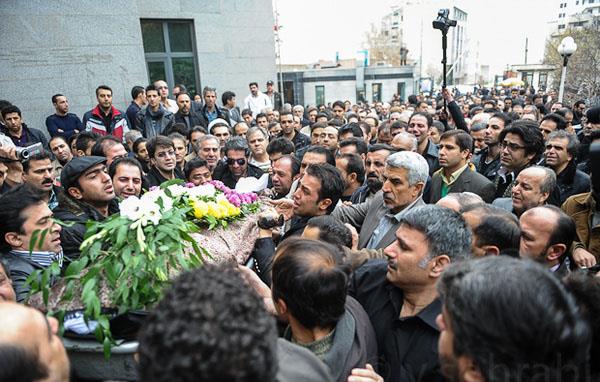 با حضور جمعی از هنرمندان ،مجریان،اصحاب رسانه و مسئولین ورزشی؛پیکر مرحوم نیما نهاوندیان در صدا و سیما تشییع شد