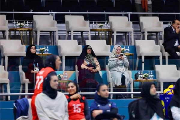بازی‌های کشورهای اسلامی ریاض؛  دکتر فرهادی‌زاد تماشاگر بازی والیبال زنان