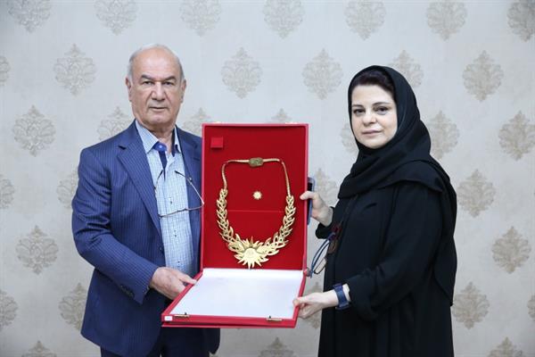افشارزاده نشان ویژه شایستگی OCA را تقدیم موزه ملی ورزش کرد