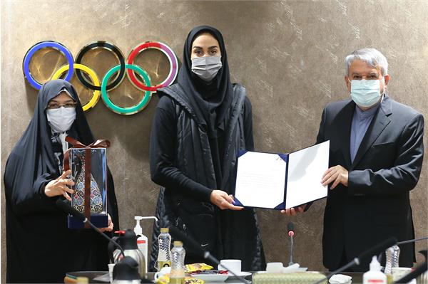 تقدیر از سپیده توکلی در جلسه هیئت اجرایی کمیته ملی المپیک 11