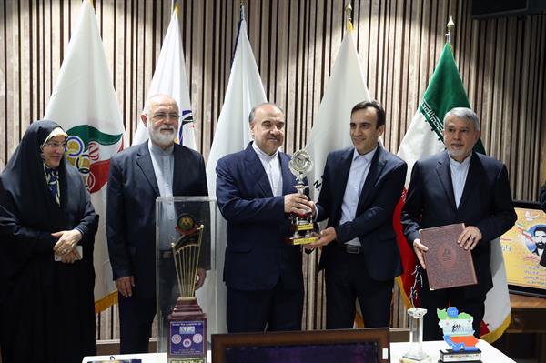 مراسم اهدا مدال و کاپ افتخارآفرینان ورزش کشور به موزه المپیک و پارالمپیک -- 43