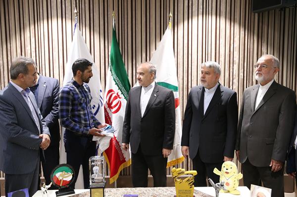 اهدا مدال و کاپ افتخارآفرینان ورزش کشور به موزه المپیک و پارالمپیک 11