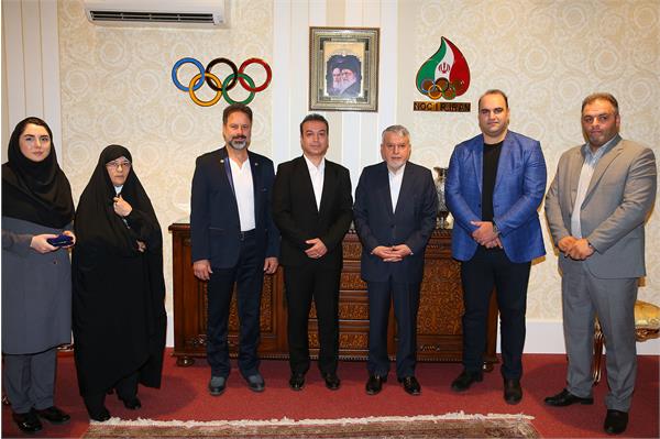 اهدا مدال طلای بازی های آسیایی هیروشیما توسط فریبرز عسگری  12