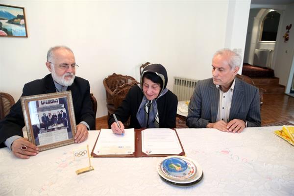 با حضور دکتر سجادی و مهندس شهنازی؛خانواده استاد فارسی نگاتیو عکس رویدادهای مختلف المپیکی،آسیایی و جهانی را تقدیم موزه ملی ورزش کمیته ملی المپیک کرد