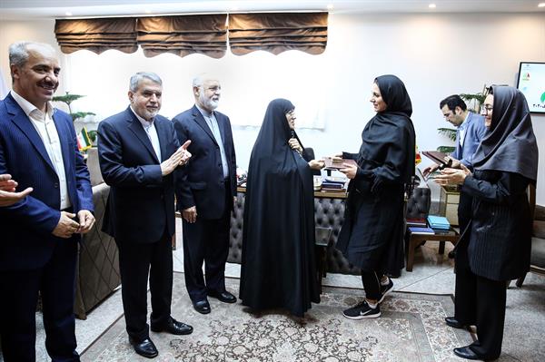 تقدیر کمیته ملی المپیک از خانم ها نجمه خدمتی و سمیه یزدانی در حاشیه جلسه هیئت اجرایی  6