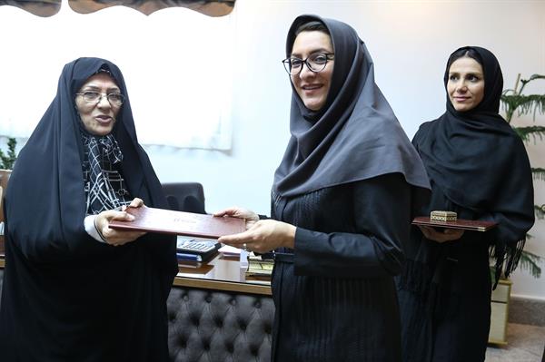 تقدیر کمیته ملی المپیک از خانم ها نجمه خدمتی و سمیه یزدانی در حاشیه جلسه هیئت اجرایی  10