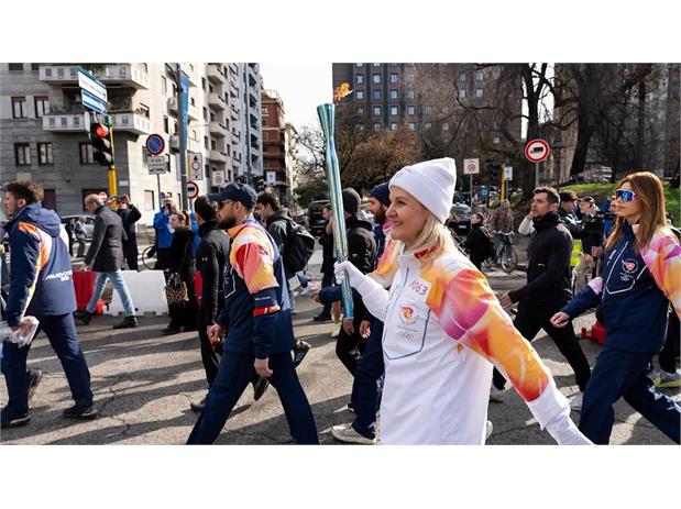 تحویل احساسی مشعل از پیشگام ورزش زنان به رئیس کمیته بین‌المللی المپیک