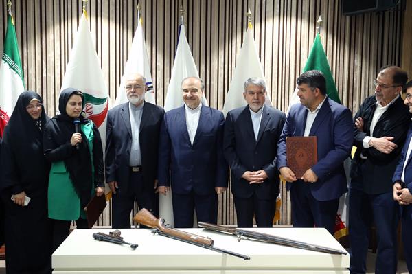 مراسم اهدا مدال و کاپ افتخارآفرینان ورزش کشور به موزه المپیک و پارالمپیک -- 33