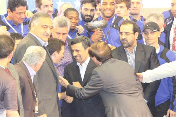 احمدی‌نژاد در جمع کشتی‌گیران قهرمان ایران:نامه‌ای درخصوص حذف کشتی از المپیک خواهم نوشت