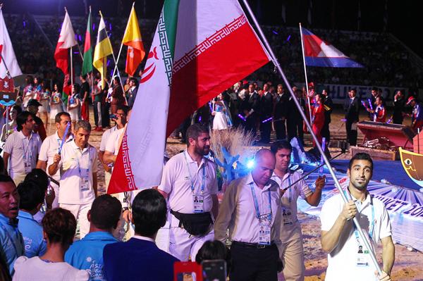 با حضور پادشاه تایلند و شیخ احمد؛مراسم افتتاحیه چهارمین دوره بازیهای ساحلی آسیایی برگزار شد/روشن نمودن مشعل بازیها توسط پهباد