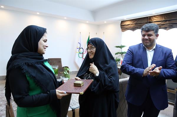 تقدیر کمیته ملی المپیک از خانم ها نجمه خدمتی و سمیه یزدانی در حاشیه جلسه هیئت اجرایی  18