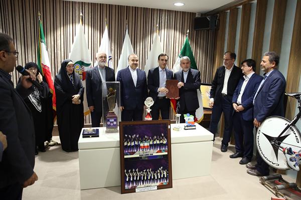 مراسم اهدا مدال و کاپ افتخارآفرینان ورزش کشور به موزه المپیک و پارالمپیک -- 44