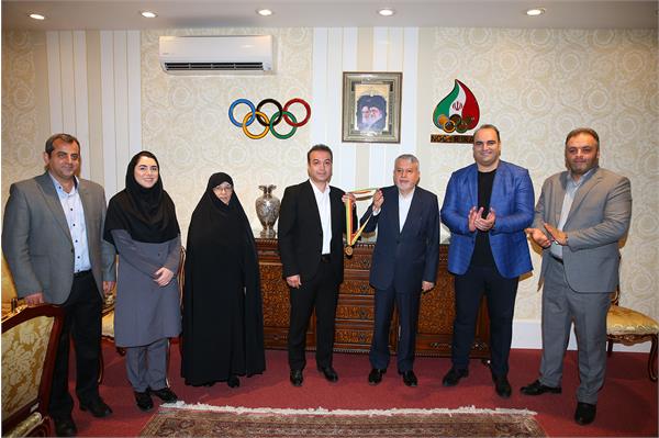 اهدا مدال طلای بازی های آسیایی هیروشیما توسط فریبرز عسگری  8