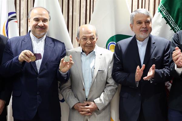 مراسم اهدا مدال و کاپ افتخارآفرینان ورزش کشور به موزه المپیک و پارالمپیک -- 49