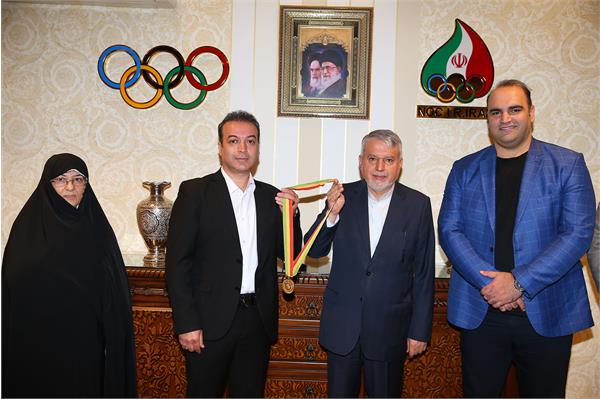 اهدا مدال طلای بازی های آسیایی هیروشیما توسط فریبرز عسگری  9