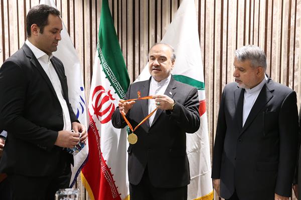 اهدا مدال و کاپ افتخارآفرینان ورزش کشور به موزه المپیک و پارالمپیک 9