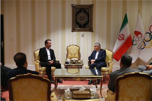 اهدا مدال طلای بازی های آسیایی هیروشیما توسط فریبرز عسگری  6