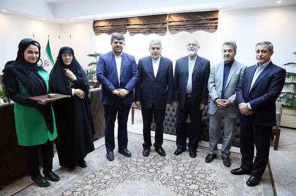 تقدیر کمیته ملی المپیک از خانم ها نجمه خدمتی و سمیه یزدانی در حاشیه جلسه هیئت اجرایی  17