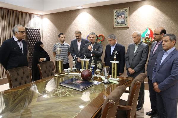 مراسم اهدا مدال و کاپ افتخارآفرینان ورزش کشور به موزه المپیک و پارالمپیک-. 11