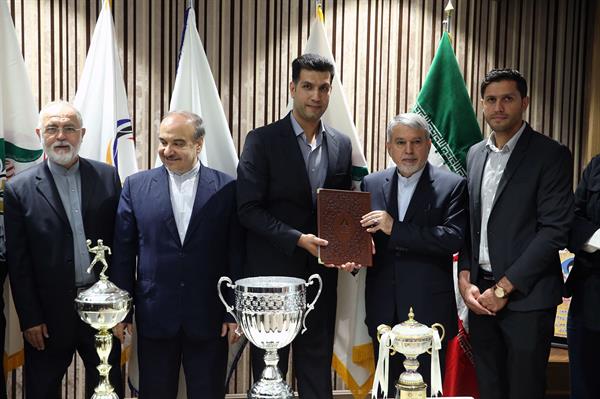 مراسم اهدا مدال و کاپ افتخارآفرینان ورزش کشور به موزه المپیک و پارالمپیک -- 36