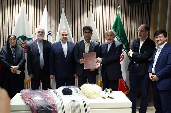 مراسم اهدا مدال و کاپ افتخارآفرینان ورزش کشور به موزه المپیک و پارالمپیک -- 37