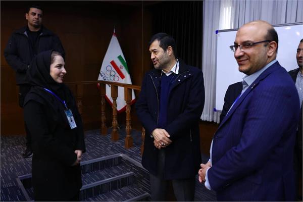 وزیر ورزش با حضور در سالن استاد فارسی از روند رای دهی کمیسیون ورزشکاران بازدید کرد