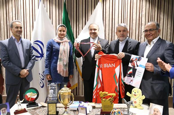 اهدا مدال و کاپ افتخارآفرینان ورزش کشور به موزه المپیک و پارالمپیک 17