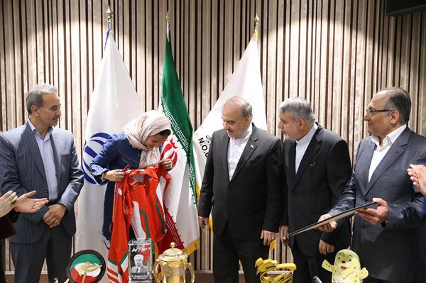 اهدا مدال و کاپ افتخارآفرینان ورزش کشور به موزه المپیک و پارالمپیک 16