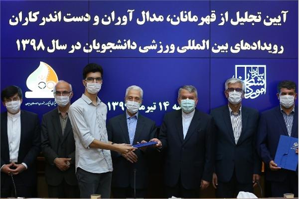 با حضور وزیر علوم و رییس کمیته ملی المپیک؛آیین تجلیل از قهرمانان رویدادهای بین المللی ورزشی دانشجویان سال 98 برگزار شد/صالحی امیری:ورزش قلب ها را بهم نزدیک می کند