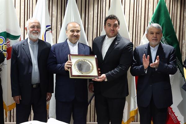 مراسم اهدا مدال و کاپ افتخارآفرینان ورزش کشور به موزه المپیک و پارالمپیک -- 38