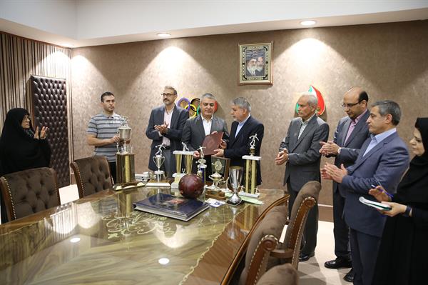 مراسم اهدا مدال و کاپ افتخارآفرینان ورزش کشور به موزه المپیک و پارالمپیک-. 17