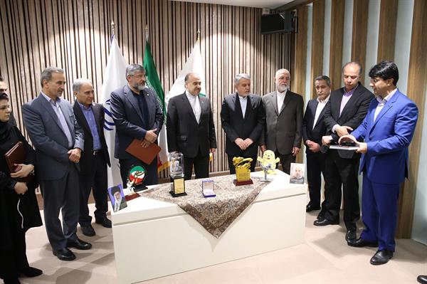 اهدا مدال و کاپ افتخارآفرینان ورزش کشور به موزه المپیک و پارالمپیک 5