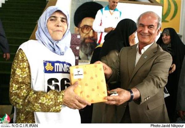 صبح امروز در مجموعه ورزشی آزادی برگزار شد؛بانویی 70 ساله مسن ترین و دختری 4 ساله جوانترین دونده حاضر در مسابقه همگانی دو "روز المپیک "