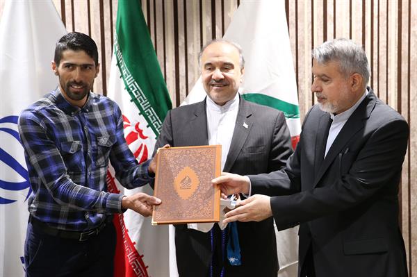 اهدا مدال و کاپ افتخارآفرینان ورزش کشور به موزه المپیک و پارالمپیک 13