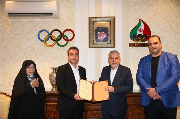 اهدا مدال طلای بازی های آسیایی هیروشیما توسط فریبرز عسگری  10