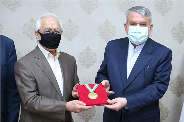 اهداء مدال طلا و برنز مسابقات شمشیربازی بازیهای آسیایی تهران توسط احمد اکبری جاوید به موزه  10