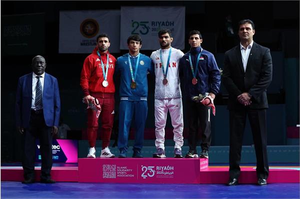 بازیهای کشورهای اسلامی ریاض؛ توزیع مدال کشتی توسط علیرضا سهرابیان