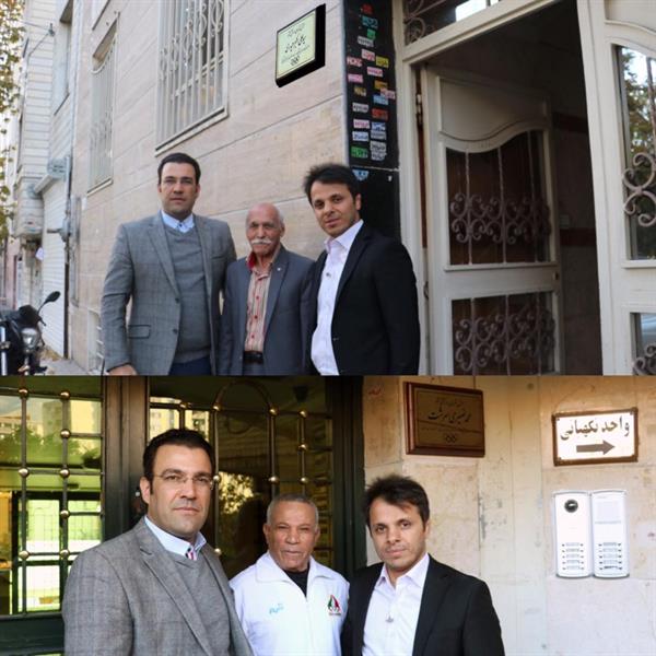 نصب پلاک افتخار بر سردرب منزل دو المپین وزنه برداری و کشتی