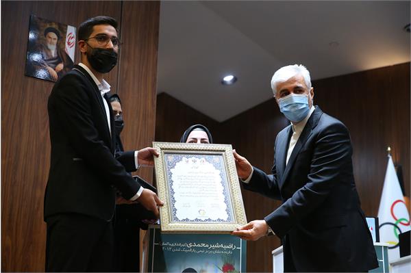 مراسم رونمایی از تندیس قهرمانان ورزش کشور با حضور رییس مجلس شورای اسلامی 61