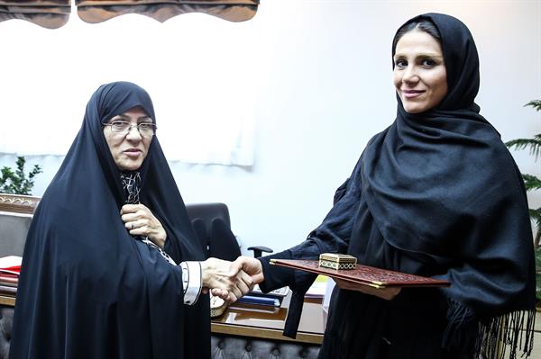 تقدیر کمیته ملی المپیک از خانم ها نجمه خدمتی و سمیه یزدانی در حاشیه جلسه هیئت اجرایی  7