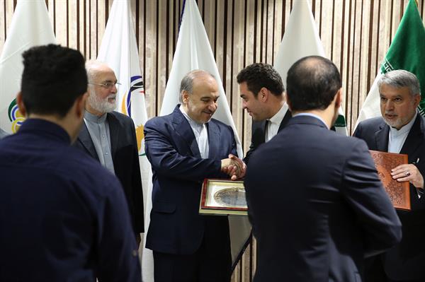 مراسم اهدا مدال و کاپ افتخارآفرینان ورزش کشور به موزه المپیک و پارالمپیک -- 39