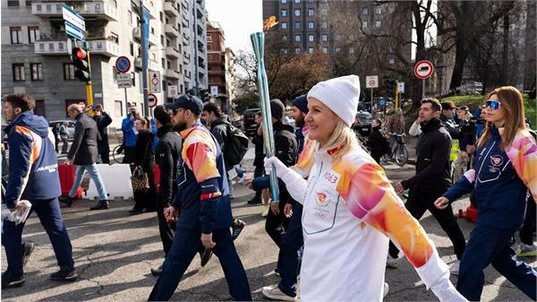 Emotional Torch Handover from Women’s Sport Pioneer to IOC President
