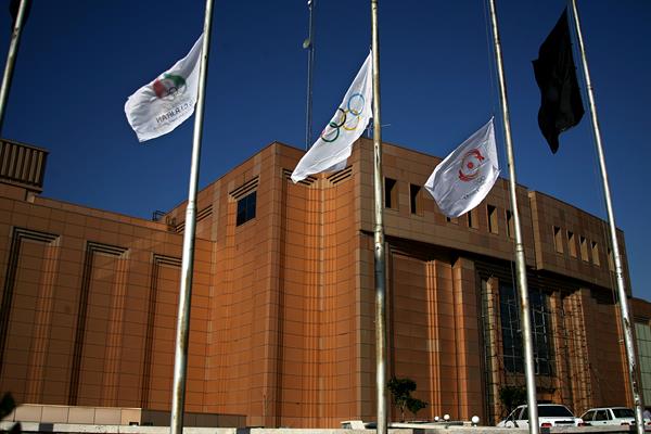 همزمان با تمامی کمیته های المپیک جهان؛نیمه بر افراشتن پرچم کمیته المپیک کشورمان در روز خاکسپاری نلسون ماندلا