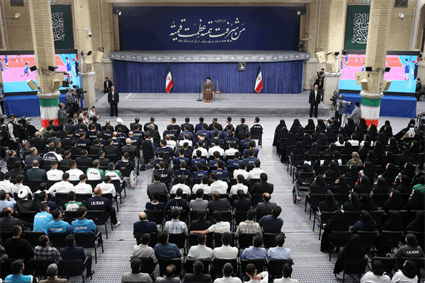 رهبر انقلاب در دیدار مدال‌آوران ورزشی و علمی : موفقیت‌های ورزشی اخیر در تاریخ ورزشمان بی‌سابقه بود
