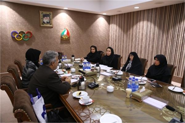 جلسه تاریخ شفاهی ورزش ایران با موضوعیت زنان با حضوران ناظران (آقای دکتر عزیزی و خانم دکتر طاهریان)و محققان