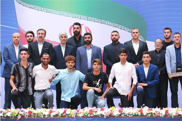 کیومرث هاشمی در مراسم تجلیل از مدال آوران و قهرمانان با حضور رئیس جمهور اعلام کرد:دکترسیدابراهیم رئیسی، بارها بر ضرورت عدالت محوری و رفع مشکلات قهرمانان و مدال آوران تأکید کرده اند